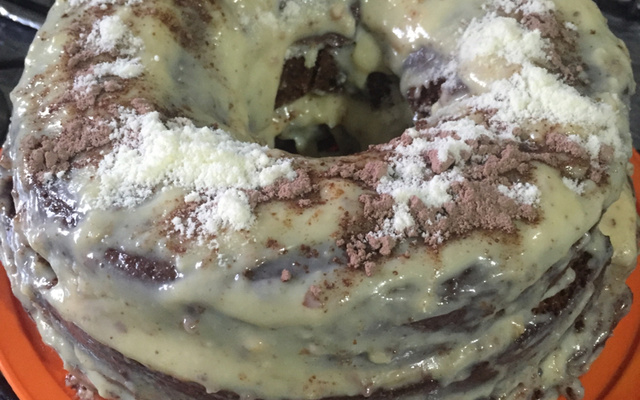 Bolo de Oreo com cobertura de leite em pó