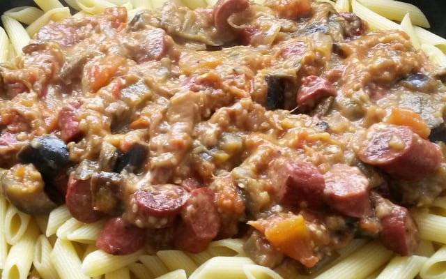 Macarrão com molho de calabresa e berinjela