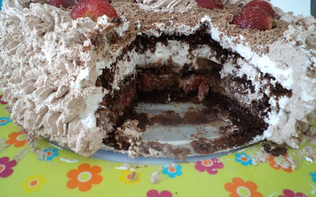 Bolo de chocolate com morango trufado - fácil e econômico