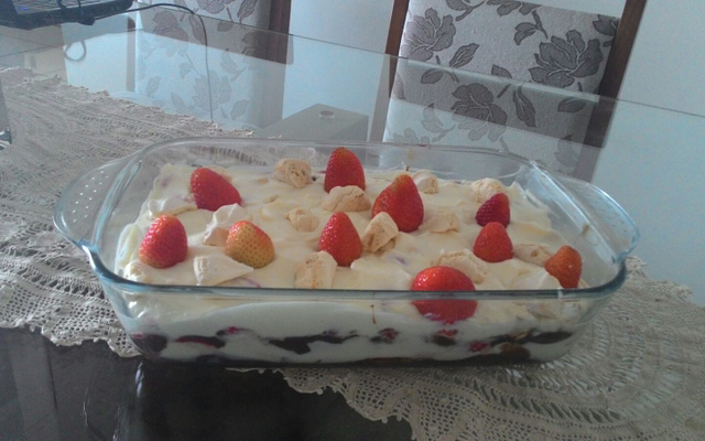 Gelado de nutella com morango e merengue