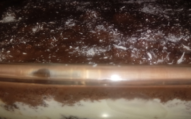 Bolo de travessa de brigadeiro e leite ninho