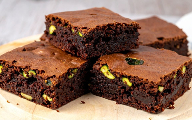 Brownie de chocolate com pistache picado na massa