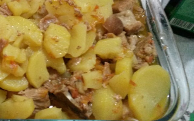 Pernil na pressão com batatas