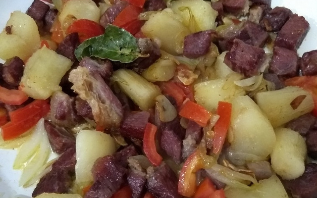 Carne seca acebolada