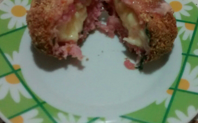 Almôndega de lingüiça recheada com provolone e catupiry