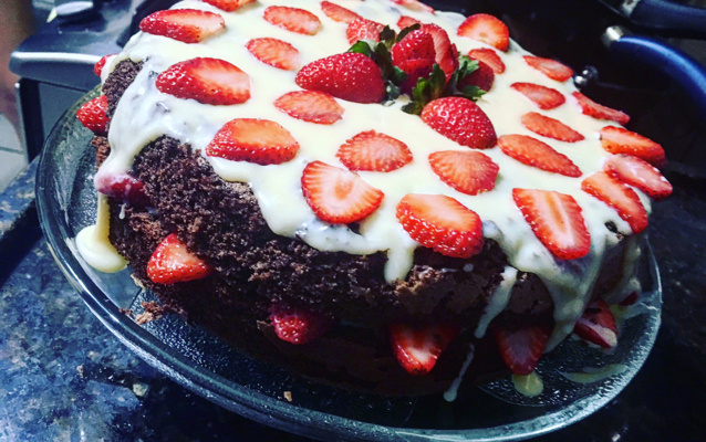 Pão de ló de chocolate com recheio e cobertura