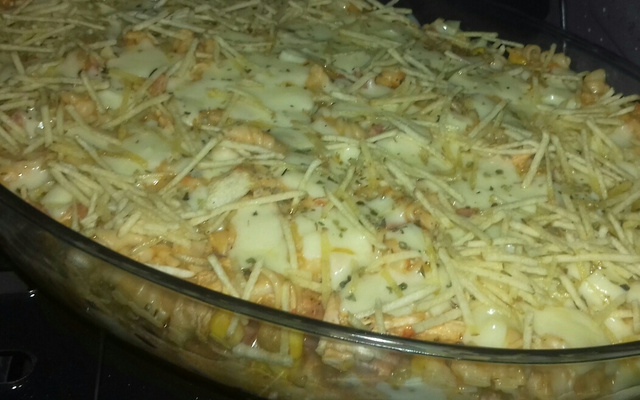 Macarrão com frango na panela de pressão