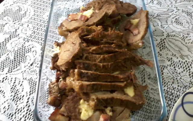 Carne assada recheada com queijo e bacon