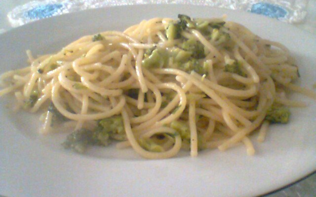 Espaguete com brócolis