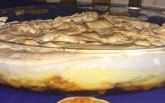 Chico balanceado com banana