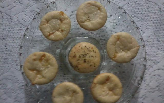 Pão de queijo de liquidificador com recheio