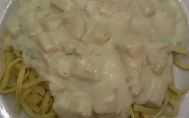 Talharim ao molho branco com gorgonzola e palmito