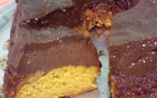 Bolo de cenoura com pudim de chocolate