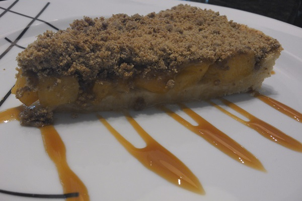 Torta de pêssego com farofa