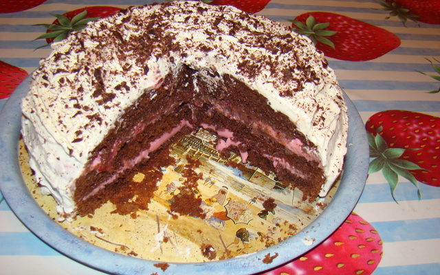 Bolo de chocolate com recheio de morango
