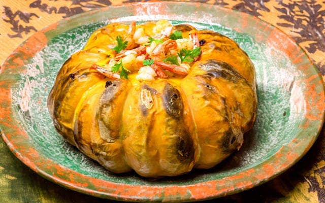 Camarão na moranga firme com camarões e cheiro-verde no topo