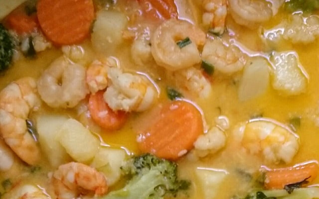 Camarão ao molho de coco com legumes