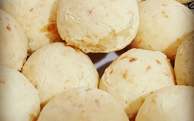 Pão de queijo com bastante queijo