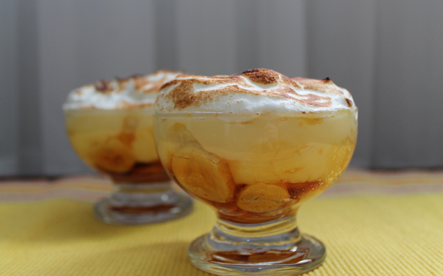 Chico balanceado com banana