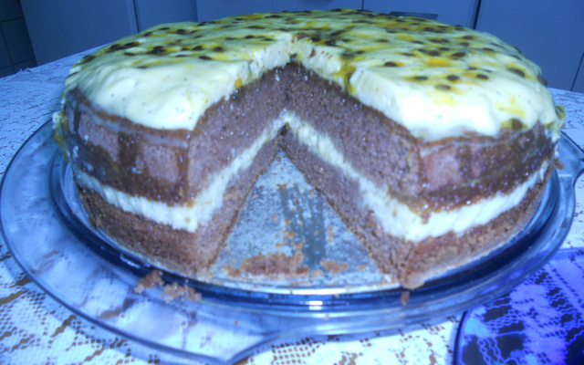 Bolo de chocolate com mousse de maracujá