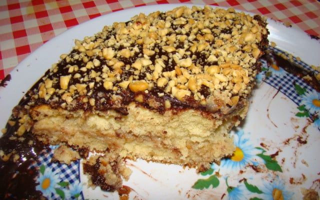 Bolo com recheio de amendoim