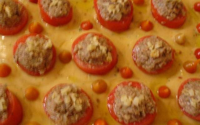 Purê de batatas com tomates recheados