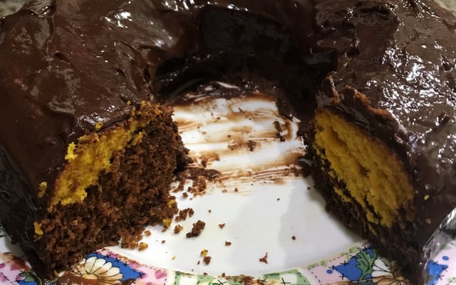 Bolo de cenoura mesclado com chocolate de liquidificador