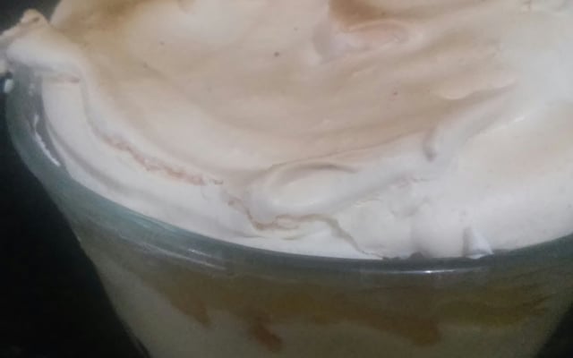 Abacaxi com creme de leite condensado