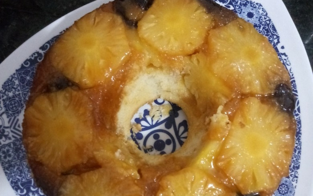 Bolo de abacaxi em calda