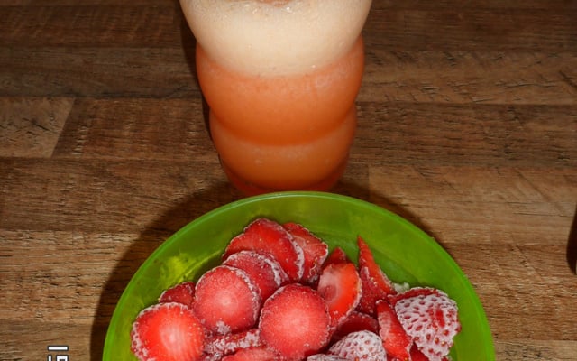 Suco de laranja com morango