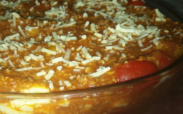 Polenta cremosa com molho de carne moída