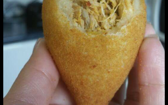 Coxinha com massa de farinha e batata