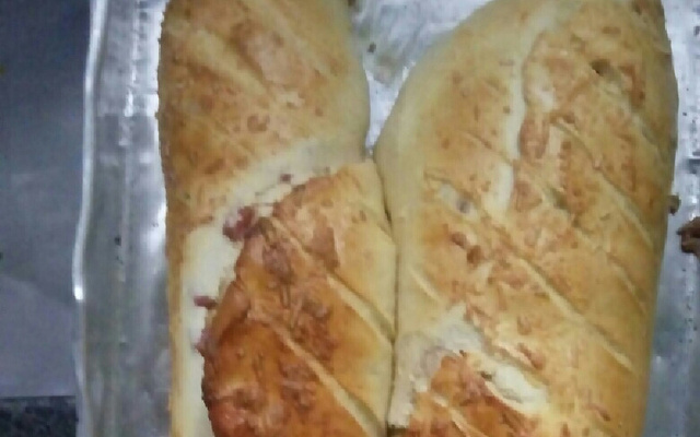 Pão caseiro recheado com calabresa