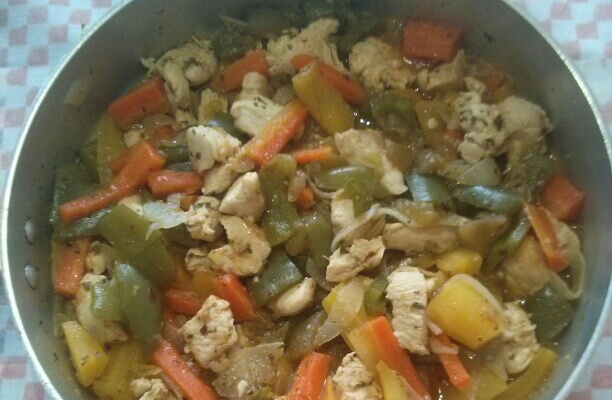 Peito de frango com legumes