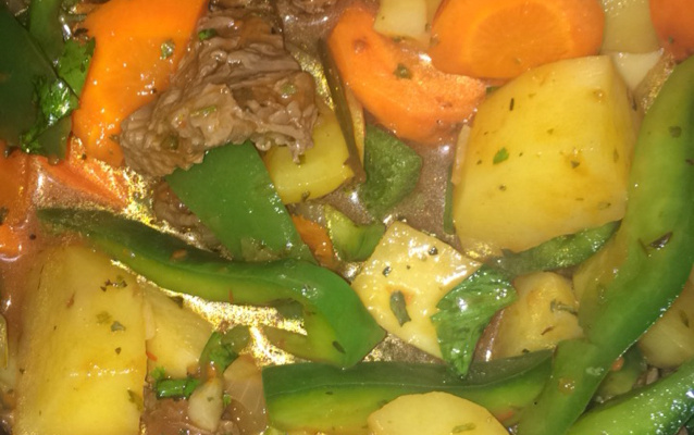 Acém com legumes na panela de pressão