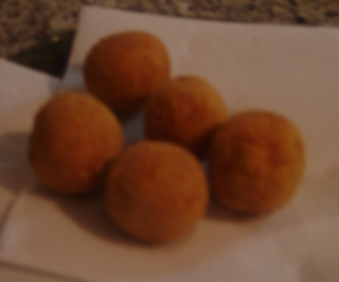 Bolinha de milho com queijo