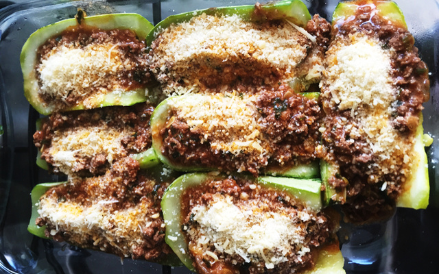 Canoa de abobrinha recheada com carne moída