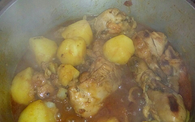 Sobre coxas de frango assadas com batata