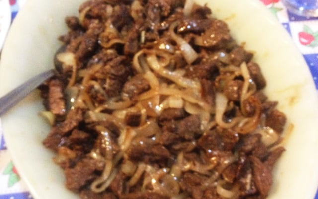 Carne frita acebolada