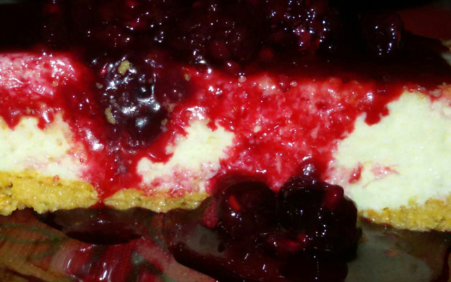 Torta Galak com calda de frutas vermelhas