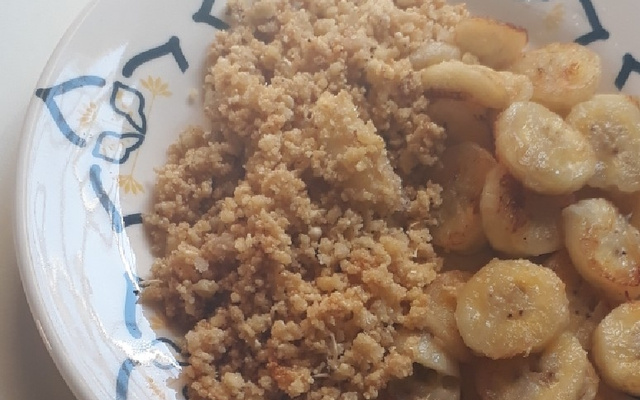 Farofa doce com banana frita
