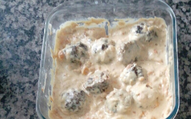 Almôndegas de carne moída ao molho no micro-ondas