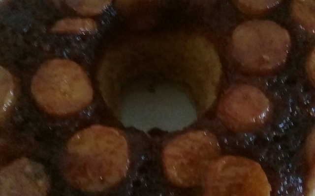 Bolo invertido de banana caramelada de liquidificador