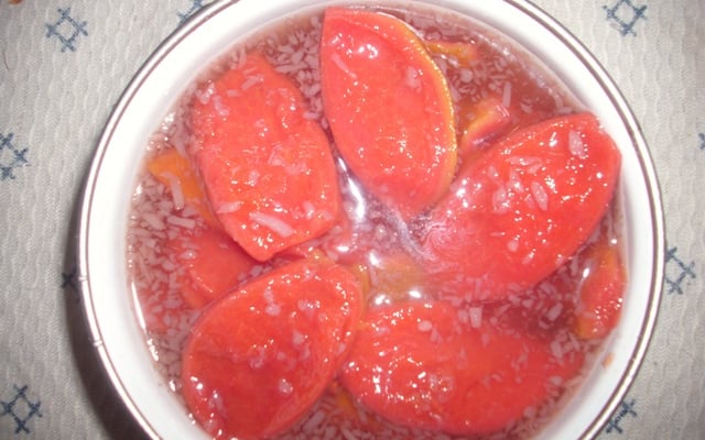 Doce de goiaba com coco