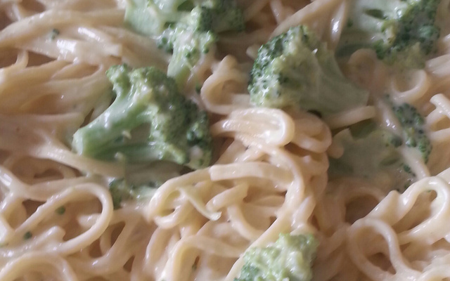 Espaguete ao molho branco com brócolis