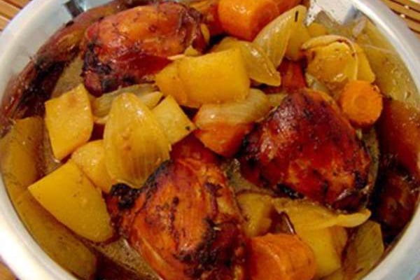 Frango assado com batatas