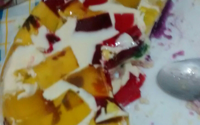 Sobremesa colorida de gelatina