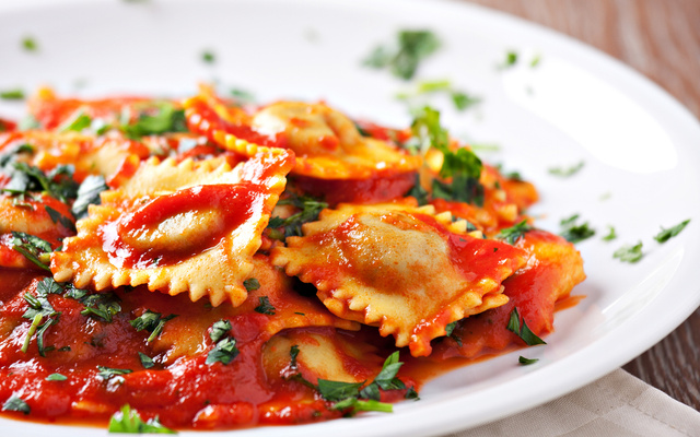 Ravioli ao molho de tomate e ervilha