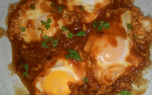 Ovo Pochê ao Molho de Tomate