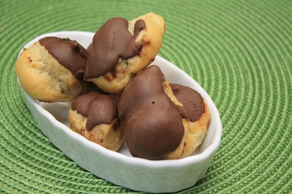 Carolina ou bomba de doce de leite com chocolate